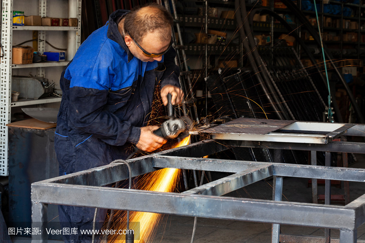 建筑业手工工人用圆锯切割铁器